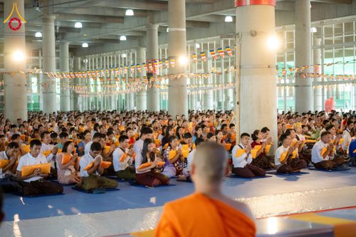 ภาพ No.143753:พิธีถวายผ้าไตร, สวดธรรมจักร, ปฏิบัติธรรม และฟังแสดงพระธรรมเทศนา ภาษาเมียนมา โดยมีสาธุชนชาวเมียนมากว่า 4,000 คน เข้าร่วมพิธี ณ มหารัตนวิหารคด วัดพระธรรมกาย วันอาทิตย์ที่ 7 กรกฎาคม พ.ศ. 2567