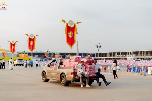 ภาพ No.225133:วันที่ 20 - 27 เมษายน พ.ศ. 2568 "ภาพแห่งความปลื้มที่ไม่มีวันจบ" คณะสงฆ์สามเณร เจ้าหน้าที่ และสาธุชน ร่วมแรงร่วมใจกันเตรียมงานและเก็บงาน เพื่อวันคุ้มครองโลก พิธีถวายมหาสังฆทานคณะสงฆ์ 40,000 กว่าวัดทั่วประเทศ