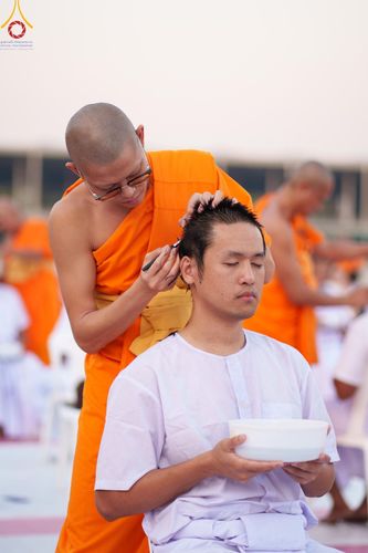ภาพ No.180073:พิธีปลงผมนาคธรรมทายาท ในโครงการอุปสมบทหมู่ บูชาธรรมมหาปูชนียาจารย์ (ศูนย์อบรมวัดพระธรรมกาย) วันที่ 1 ธันวาคม พ.ศ. 2567 ณ ลานธรรมหารัตนวิหารคด วัดพระธรรมกาย จ.ปทุมธานี