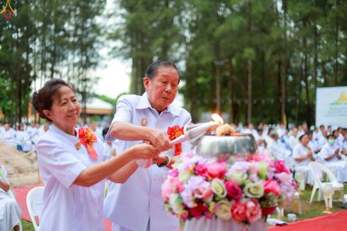 ภาพ No.238423:วันเสาร์ที่ 9 สิงหาคม พ.ศ. 2568 พิธีกลั่นแผ่นดิน โปรยทราย และจุดประทีปถวายเป็นพุทธบูชา จ.ระยอง สถาปนาองค์พระเจดีย์เพื่อสร้างสันติภาพโลก ณ ศูนย์ปฏิบัติธรรมระยอง(บ้านช่องลม) ต.บางบุตร อ.บ้านค่าย จ.ระยอง