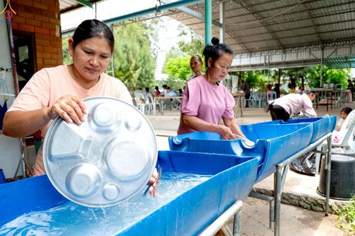 ภาพ No.235475:วันที่ 30-31 กรกฎาคม พ.ศ. 2568 วัดพระธรรมกาย มูลนิธิธรรมกาย ร่วมกับศูนย์ส่งเสริมศีลธรรมจังหวัดสุรินทร์ เปิดศูนย์พักพิงชั่วคราวเพื่อช่วยเหลือประชาชน ผู้อพยพจากเหตุปะทะกันตามแนวชายแดน ไทย-กัมพูชา ตั้งแต่วันที่ 24 กรกฎาคม พ.ศ.2568 เป็นต้นไป