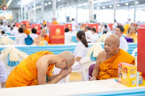 ภาพ No.147130:พิธีมุทิตาสักการะพระภิกษุ ผู้สอบได้เปรียญธรรม 9 ประโยคระดับโลกปีที่ 36, พิธีมอบโล่เกียรติยศและทุนการศึกษา สำนักเรียนบาลีดีเด่นทั่วประเทศ, พิธีถวายมหาสังฆทานคณะสงฆ์ 2,000 กว่าวัด ทั่วประเทศ ปีที่ 24, พิธีถวายไทยธรรมคณะสงฆ์ 323 วัด 4 จังหวัดชายแดนภาคใต้