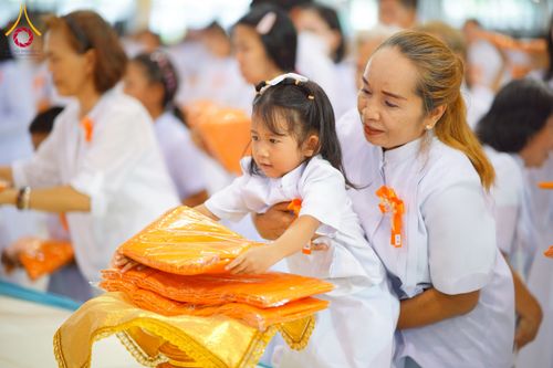 ภาพ No.215466:วันอาทิตย์ต้นเดือนที่ 6 เมษายน พ.ศ. 2568 ขบวนอัญเชิญผ้าป่าสมทบ มหาสังฆทาน 40,000 กว่าวัดทั่วประเทศ ณ สภาธรรมกายสากล วัดพระธรรมกาย