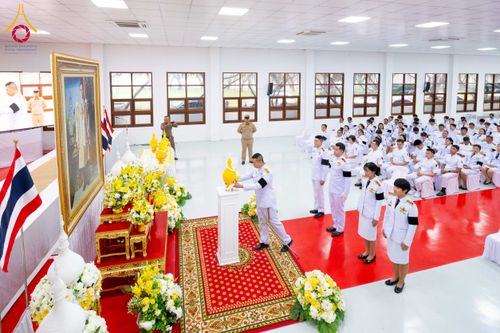 ภาพ No.276091:วันที่ 5 ธันวาคม พ.ศ. 2568 พสกนิกรอำเภอคลองหลวง พร้อมใจบำเพ็ญกุศลอุทิศถวาย “ในหลวงรัชกาลที่ 9” น้อมรำลึกในพระมหากรุณาธิคุณ เนื่องในวันคล้ายวันพระบรมราชสมภพ วันชาติ และวันพ่อแห่งชาติ ณ อาคารปลูกศรัทธา 2 วัดพระธรรมกาย อำเภอคลองหลวง จังหวัดปทุมธานี