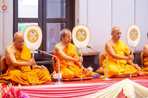 ภาพ No.214848:พิธีต้อนรับสัญญาบัตร พัดยศ พระราชวิเทศวชิรเวที (บัณฑิต วรปญฺโญ) เจ้าอาวาสวัดพระธรรมกายสกอตแลนด์ สหราชอาณาจักร ผู้ช่วยเจ้าอาวาสวัดพระธรรมกาย ณ อุโบสถพระไตรปิฏก วัดพระธรรมกาย