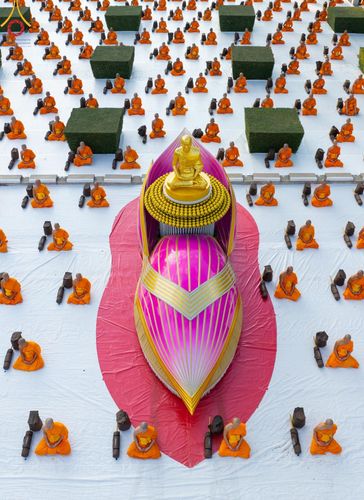 ภาพ No.187002:พระธรรมยาตราปฏิบัติธรรม และถ่ายภาพหมู่ประวัติศาสตร์ ปีที่ 13 ณ ลานทิศตะวันออก มหาวิหารพระมงคลเทพมุนี วัดพระธรรมกาย จ.ปทุมธานี วันเสาร์ที่ 28 ธันวาคม พ.ศ. 2567