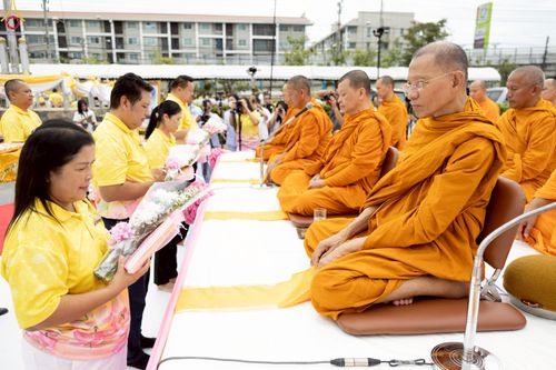 ภาพ No.241963:วันอาทิตย์ที่ 31 สิงหาคม พ.ศ. 2568 พิธีทำบุญแด่คณะสงฆ์ 122 รูป ฉลอง 121 ปี อำเภอคลองหลวง จ.ปทุมธานี เพื่อนำส่งช่วยเหลือคณะสงฆ์ 323 วัด 4 จังหวัดชายแดนภาคใต้ และช่วยเหลือประชาชนจากเหตุปะทะ แนวชายแดนไทย-กัมพูชา ณ บริเวณหน้าที่ว่าการอำเภอคลองหลวง 