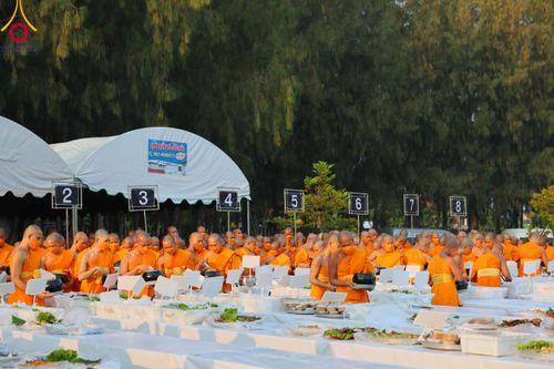 ภาพ No.110767:พิธีถวายภัตตาหารเป็นสังฆทาน แด่คณะพระธรรมยาตราฯ ในโครงการธรรมยาตรากตัญญูบูชา มหาปูชนียาจารย์ พระมงคลเทพมุนี(สด จนฺทสโร) พระผู้ปราบมาร อนุสรณ์สถาน 7 แห่ง ปีที่ 12 วันที่ 12 มกราคม พ.ศ. 2567 ณ อนุสรณ์สถานมหาวิหารพระมงคลเทพมุนี(โลตัสแลนด์) อ.สองพี่น้อง จ.สุ