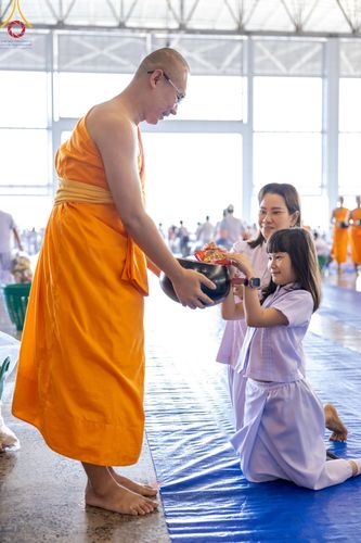 ภาพ No.159006:พิธีตักบาตร ในวันอาทิตย์ต้นเดือน วันที่ 6 ตุลาคม พ.ศ. 2567 ณ สภาธรรมกายสากล วัดพระธรรมกาย