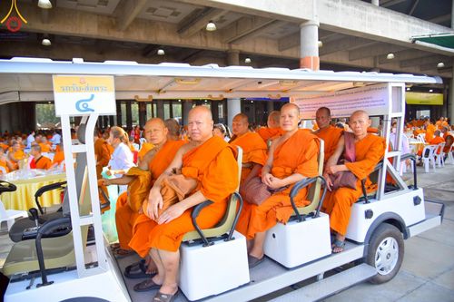ภาพ No.219352:บรรยากาศการเดินทางเข้าวัดพระธรรมกาย , การต้อนรับปฏิสันถาร , การฉันภัตตาหารเช้า , การลงทะเบียนพระสังฆาธิการ  เนื่องในวันคุ้มครองโลก พิธีถวายมหาสังฆทานคณะสงฆ์ 40,000 กว่าวัดทั่วประเทศ ณ วัดพระธรรมกาย