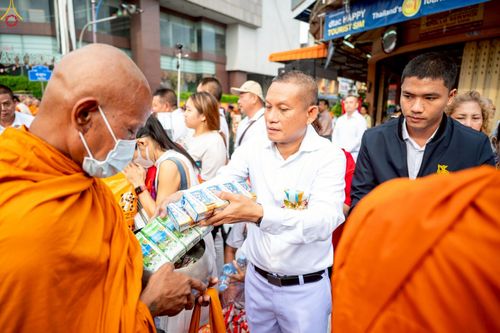 ภาพ No.237136:วันอาทิตย์ที่ 10 สิงหาคม พ.ศ. 2568 มหาสังฆทานครั้งยิ่งใหญ่ ตักบาตรพระ 10,000 รูป ถ.นิพัทธ์อุทิศ 3 ใจกลางนครหาดใหญ่ จ.สงขลา (ชุดที่ 2)
