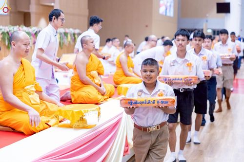 ภาพ No.245994:วันเสาร์ที่ 13 กันยายน พ.ศ. 2568 พิธีมอบผ้าไตรประธานกฐินสัมฤทธิ์เด็กดี V-Star ณ สภาธรรมกายสากล วัดพระธรรมกาย