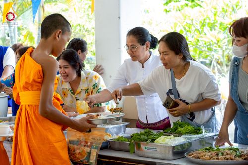 ภาพ No.218128:วันอาทิตย์ที่ 13 เมษายน พ.ศ. 2568 พิธีตักบาตรฉลองสามเณรใหม่ 75 รูป เนื่องในวันสงกรานต์ (โครงการบรรพชาสามเณรฟื้นฟูพระพุทธศาสนาทั่วไทย ประจำปีพุทธศักราช 2568) ณ ศูนย์ปฏิบัติธรรมระยอง(บ้านช่องลม) ตำบลบางบุตร อำเภอบ้านค่าย จังหวัดระยอง