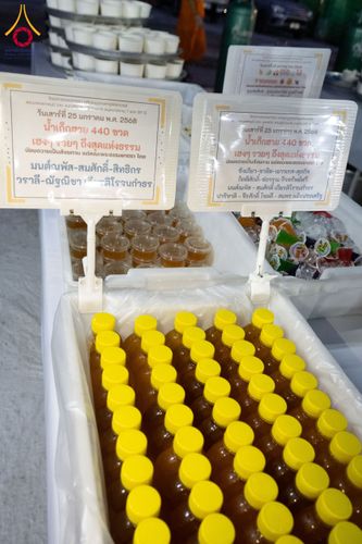 ภาพ No.201510:พิธีถวายภัตตาหารเป็นสังฆทาน แด่พระธรรมยาตรา ณ อนุสรณ์สถานบางปลา วัดบางปลา อำเภอบางเลน จังหวัดนครปฐม ในโครงการธรรมยาตรา กตัญญูบูชา มหาปูชนียาจารย์ พระมงคลเทพมุนี(สด จนฺทสโร) พระผู้ปราบมาร อนุสรณ์สถาน 7 แห่ง ปีที่ 13 วันที่ 25 มกราคม พ.ศ. 2568