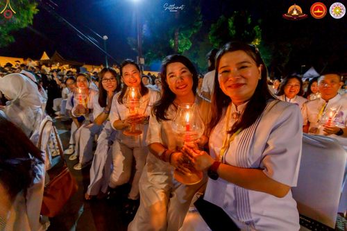 ภาพ No.224555:วันจันทร์ที่ 12 พฤษภาคม พ.ศ. 2568  ชาวพุทธในอินโดนีเซีย ร่วมฉลองวิสาขบูชาจุดประทีปกว่า 200,000 ดวง ณ พระมหาเจดีย์บรมพุทโธ  เจริญพุทธมนต์ถวาย “พระวชิรเกล้าเจ้าอยู่หัว”