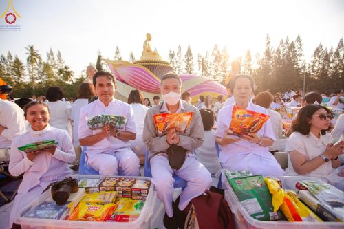 ภาพ No.193034:พิธีตักบาตรพระธรรมยาตรา ณ อนุสรณ์สถานคลองบางนางแท่น อ.สามพราน จ.นครปฐม ในโครงการธรรมยาตรา กตัญญูบูชา มหาปูชนียาจารย์ พระมงคลเทพมุนี(สด จนฺทสโร) พระผู้ปราบมาร อนุสรณ์สถาน 7 แห่ง ปีที่ 13 วันที่ 11 มกราคม พ.ศ.2568