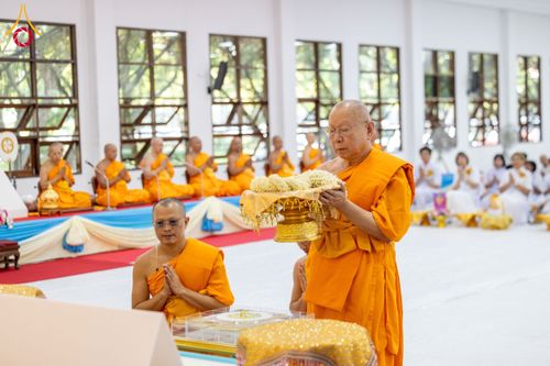 ภาพ No.160878:พิธีเจริญพระพุทธมนต์ และปิดแผ่นทองรูปเหมือน พระเดชพระคุณพระมงคลเทพมุนี (สด จนฺทสโร) พระผู้ปราบมาร จำนวน 3 องค์ วันเสาร์ที่ 5 ตุลาคม พ.ศ. 2567 ณ อาคารปลูกศรัทธา 2 (ชานชลาเดิม) วัดพระธรรมกาย อ.คลองหลวง จ.ปทุมธานี