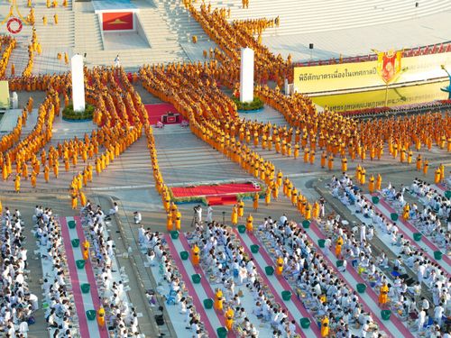 ภาพ No.187812:พิธีตักบาตรฉลองพระใหม่ ต้อนรับพุทธศักราช 2568 ณ ลานธรรมพระมหาธรรมกายเจดีย์ วัดพระธรรมกาย จ.ปทุมธานี วันที่ 1 มกราคม พ.ศ. 2568