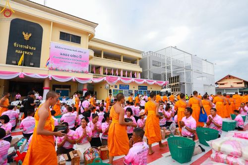 ภาพ No.150878:พิธีเจริญพระพุทธมนต์ และทำบุญตักบาตรแด่คณะสงฆ์ จำนวน 121 รูป เนื่องในโอกาสฉลองครบรอบ 120 ปี อำเภอคลองหลวง จังหวัดปทุมธานี เพื่อถวายเป็นพุทธบูชา ช่วยเหลือผู้ประสบความเดือดร้อนจากอุทกภัย และคณะสงฆ์ 323 วัด 4 จังหวัดชายแดนภาคใต้ วันเสาร์ที่ 31 สิงหาคม พ.ศ. 