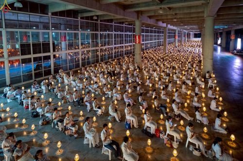 ภาพ No.224039:วันวิสาขบูชา วันอาทิตย์ที่ 11 พฤษภาคม พ.ศ. 2568 พิธีจุดวิสาขประทีป ,  พิธีเวียนประทักษิณรอบพระมหาธรรมกายเจดีย์ , พิธีฉลองชัยสวดมนต์บทธัมมจักกัปปวัตตนสูตร ครบ 7,357,000,000 จบ ณ มหารัตนวิหารคด วัดพระธรรมกาย