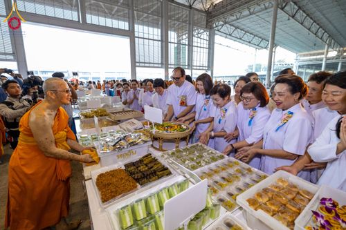 ภาพ No.204365:พิธีถวายภัตตาหารเป็นสังฆทาน แด่พระธรรมยาตรา ณ วัดพระธรรมกาย ตำบลคลองสาม อำเภอคลองหลวง จังหวัดปทุมธานี ในโครงการธรรมยาตรา กตัญญูบูชา มหาปูชนียาจารย์ พระมงคลเทพมุนี(สด จนฺทสโร) พระผู้ปราบมาร อนุสรณ์สถาน 7 แห่ง ปีที่ 13 วันที่ 31 มกราคม พ.ศ. 2568