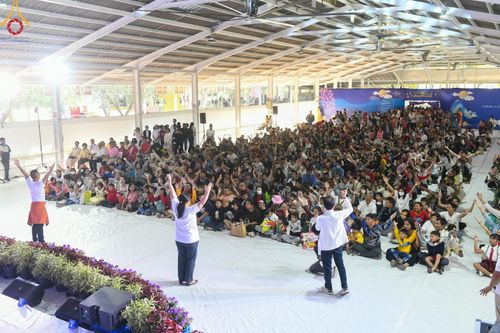 ภาพ No.193942:วัดพระธรรมกาย จัดงานวันเด็กแห่งชาติ ประจำปี พ.ศ.2568 ออกร้านอาหาร 200 ร้าน มอบของขวัญหลายหมื่นชิ้น วันที่ 12 มกราคม พ.ศ. 2568 วัดพระธรรมกาย อ.คลองหลวง จ.ปทุมธานี