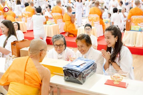 ภาพ No.272948:วันอาทิตย์ที่ 23 พฤศจิกายน พ.ศ.2568 พิธีมุทิตาสักการะ พระมหาเถระและพระเถระ ประจำปีพุทธศักราช 2568 ณ ห้องแก้วสารพัดนึก 2 สภาธรรมกายสากล  วัดพระธรรมกาย