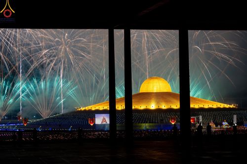 ภาพ No.122297:พิธีจุดประทีปถวายเป็นพุทธบูชา และบูชาธรรมมหาปูชนียาจารย์ พระมงคลเทพมุนี(สด จนฺทสโร) ในโครงการธรรมยาตรา กตัญญูบูชา มหาปูชนียาจารย์ พระมงคลเทพมุนี(สด จนฺทสโร) พระผู้ปราบมาร อนุสรณ์สถาน 7 แห่ง ปีที่ 12 วันที่ 31 มกราคม พ.ศ. 2567 ณ วัดพระธรรมกาย จ.ปทุมธานี (