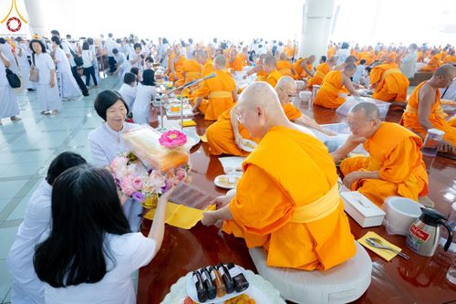 ภาพ No.205759:พิธีสวดพระพุทธมนต์ และถวายภัตตาหารเมนูสวรรค์แด่พระภิกษุ สามเณร วันจันทร์ที่ 3 กุมภาพันธ์ พ.ศ. 2568 ณ หอฉันคุณยายอาจารย์ฯ วัดพระธรรมกาย