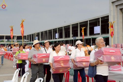 ภาพ No.219151:วันที่ 19-21 เมษายน พ.ศ. 2568 การเตรียมงานในลานธรรม , วิหารคด เพื่องานวันคุ้มครองโลก 22 เมษายน พ.ศ. 2568