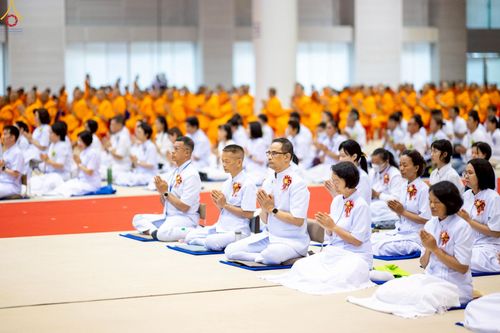 ภาพ No.233845:วันเสาร์ที่ 19 กรกฎาคม พ.ศ.2568 วันมหารำลึก ครั้งที่ 35 พิธีรำลึกถึงนักสร้างบารมี , พิธีสวดพระพุทธมนต์ , พิธีทอดผ้าบังสกุลและถวายไทยธรรม วัดพระธรรมกาย