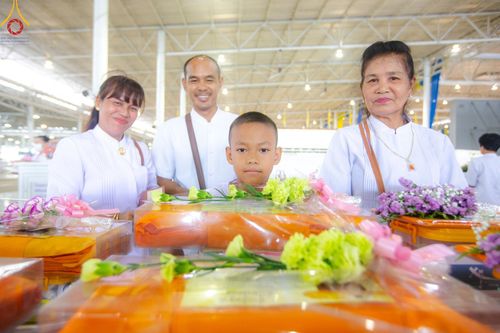 ภาพ No.139142:พิธีตักบาตร , พิธีบูชาข้าวพระ ณ ห้องแก้วสารพัด 1 สภาธรรมกายสากล วัดพระธรรมกาย วันอาทิตย์ต้นเดือนที่ 2 มิถุนายน พ.ศ. 2567