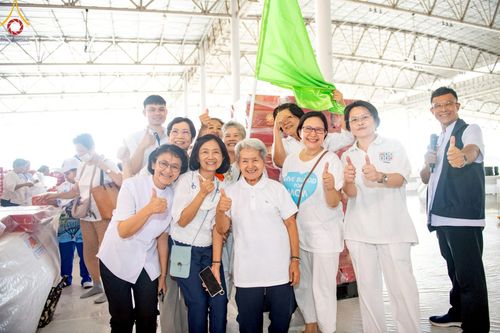 ภาพ No.214410:วันที่ 29 มีนาคม พ.ศ.2568 กิจกรรมใส่ถุงซิปกล่องไทยธรรม เพื่อรักษาความประณีตของกล่องไทยธรรม ในทุกสภาพอากาศ ณ บ้านแก้วเรือนทองคุณยาย วัดพระธรรมกาย