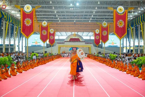 ภาพ No.85440:พิธีถวายมหาสังฆทานคณะสงฆ์ 2000 กว่าวัดทั่วประเทศปีที่ 23, พิธีถวายไทยธรรมคณะสงฆ์ 323 วัด 4 จังหวัดชายแดนภาคใต้, พิธีมอบปัจจัยช่วยเหลือครู 4 จังหวัดชายแดนภาคใต้ ณ สภาธรรมกายสากล วัดพระธรรมกาย ในวันสมาธิโลก อาทิตย์ที่ 6 สิงหาคม พ.ศ. 2566