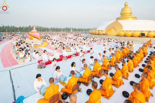 ภาพ No.201104:พิธีตักบาตรพระธรรมยาตรา ณ อนุสรณ์สถานลำดับที่ 5 สถานที่เผยแผ่วิชชาธรรมกายครั้งแรก อนุสรณ์สถานบางปลา วัดบางปลา อำเภอบางเลน จังหวัดนครปฐม ในโครงการธรรมยาตรา กตัญญูบูชา มหาปูชนียาจารย์ พระมงคลเทพมุนี(สด จนฺทสโร) พระผู้ปราบมาร อนุสรณ์สถาน 7 แห่ง ปีที่ 13