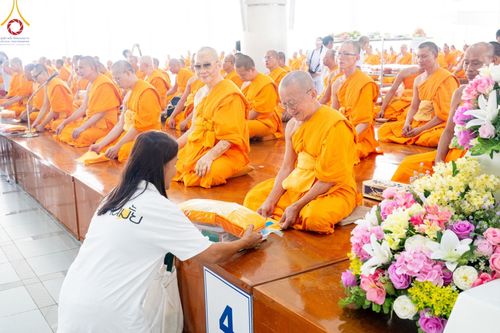 ภาพ No.157745:พิธีถวายภัตตาหารเมนูสวรรค์ ในพรรษาแห่งการเข้าถึงธรรม วันเสาร์ที่ 28 กันยายน พ.ศ. 2567 ณ หอฉันคุณยายอาจารย์ฯ วัดพระธรรมกาย