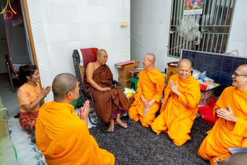 ภาพ No.220381:วันที่ 17 เมษายน พ.ศ. 2568 ผู้แทนวัดพระธรรมกาย ลงพื้นที่เยียวยา ซับน้ำตาเหยื่อแผ่นดินไหวมัณฑะเลย์