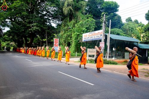 ภาพ No.140761:PhotoStory มหาศรัทธา ธรรมยาตราศรีลังกา EP.4 โครงการสยาม-ลังกา ธรรมยาตรา ฉลองเทศกาลวิสาขบูชาแห่งชาติ ศรีลังกา  บูชาธรรม 80 ปีหลวงพ่อธัมมชโย เส้นทางจาก เมืองดัมบูลลา ไปยัง เมืองมาตะเล  ตั้งแต่วันที่ 17-20 พฤษภาคม พ.ศ. 2567