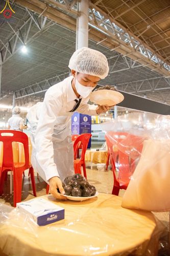 ภาพ No.58896:V.40 ภัตตาหารพระหมื่นวัด เราจัดให้ การปฏิบัติงานของเจ้าหน้าที่และอาสาสมัคร เพื่อรับบุญในการถวายภัตตาหาร แด่คณะสงฆ์ 10,000 กว่าวัดทั่วประเทศ ที่มาร่วมงานวันคุ้มครองโลก จันทร์ที่ 22 เมษายน พ.ศ. 2567 ณ วัดพระธรรมกาย