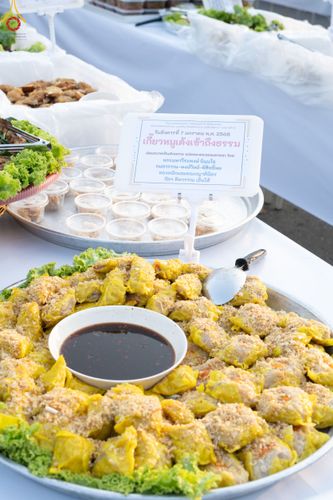 ภาพ No.190542:สาธุชนถวายภัตตาหารเป็นสังฆทาน แด่พระธรรมยาตรา ณ อนุสรณ์สถานมหาวิหารพระมงคลเทพมุนี (โลตัสแลนด์) อ.สองพี่น้อง จ.สุพรรณบุรี ในโครงการธรรมยาตรา กตัญญูบูชา มหาปูชนียาจารย์ พระมงคลเทพมุนี(สด จนฺทสโร) พระผู้ปราบมาร แห่ง ปีที่ 13 วันที่ 7 มกราคม พ.ศ.2568