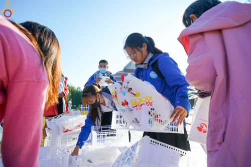 ภาพ No.103918:พิธีตักบาตรพระ 1,000 รูป ครั้งที่ 7 ถวายเป็นพุทธบูชา เพื่อช่วยเหลือคณะสงฆ์ 323 วัด 4 จังหวัดชายแดนภาคใต้ และถวายแด่คณะสงฆ์จังหวัดพิษณุโลก ณ ลานธรรมธุดงคสถานพิษณุโลก อ.วังทอง จ.พิษณุโลก วันที่ 24 ธันวาคม พ.ศ. 2566