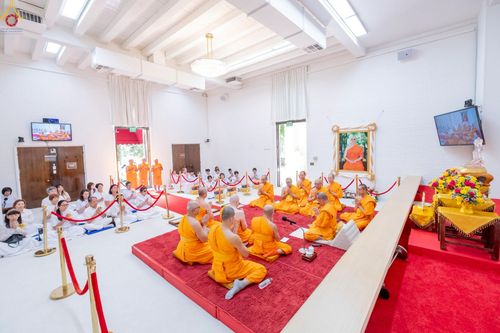 ภาพ No.252314:วันที่ 4-5 ตุลาคม พ.ศ. 2568  วัดพระธรรมกายแคลิฟอร์เนีย ประเทศสหรัฐอเมริกา ได้จัดพิธีตัดปอยผม โดยคณะสงฆ์ ญาติ ๆ และสาธุชน ให้กับนาคธรรมทายาท 8 ท่าน และได้จัดพิธีบรรพชา-อุปสมบท ฉลองพิธีทอดกฐินบรมจักรพรรดิ สร้างอุโบสถ 82 ปี บูชาธรรมหลวงพ่อธัมมชโย