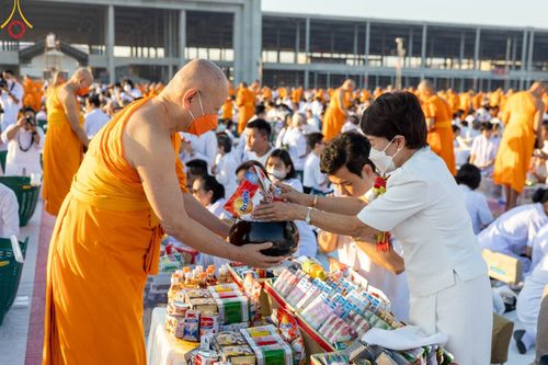 ภาพ No.105321:พิธีตักบาตรฉลองพระบวชใหม่ รุ่นบูชาธรรมมหาปูชนียาจารย์ และต้อนรับศักราชใหม่ วันจันทร์ที่ 1 มกราคม พ.ศ. 2567 ณ ลานธรรมพระมหาธรรมกายเจดีย์ วัดพระธรรมกาย