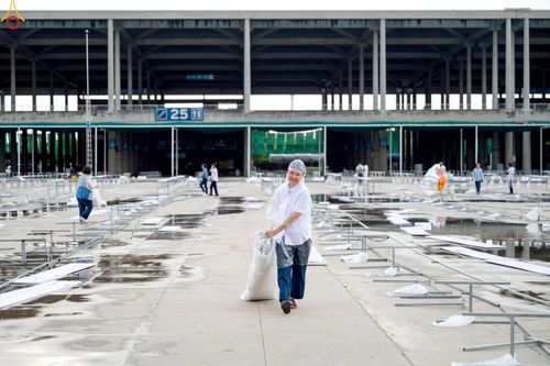 ภาพ No.225262:วันที่ 20 - 27 เมษายน พ.ศ. 2568 "ภาพแห่งความปลื้มที่ไม่มีวันจบ" คณะสงฆ์สามเณร เจ้าหน้าที่ และสาธุชน ร่วมแรงร่วมใจกันเตรียมงานและเก็บงาน เพื่อวันคุ้มครองโลก พิธีถวายมหาสังฆทานคณะสงฆ์ 40,000 กว่าวัดทั่วประเทศ