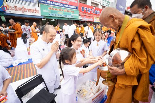 ภาพ No.126248:พิธีทำบุญเมืองนครราชสีมา ฉลอง 556 ปี ตักบาตรพระ 10,000 รูป ในวันเสาร์ที่ 2 มีนาคม พ.ศ.2567 ณ อนุสาวรีย์ท้าวสุรนารี จ.นครราชสีมา จัดโดย คณะสงฆ์จังหวัดนครราชสีมา ร่วมกับสำนักงานจังหวัดนครราชสีมา