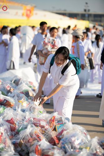 ภาพ No.187941:พิธีตักบาตรฉลองพระใหม่ ต้อนรับพุทธศักราช 2568 ณ ลานธรรมพระมหาธรรมกายเจดีย์ วัดพระธรรมกาย จ.ปทุมธานี วันที่ 1 มกราคม พ.ศ. 2568