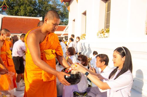 ภาพ No.197844:พิธีตักบาตรพระธรรมยาตรา ณ อนุสรณ์สถานลำดับที่ 4 สถานที่เกิดด้วยกายธรรม วัดโบสถ์(บน) ต.บางคูเวียง จ.นนทบุรี ในโครงการธรรมยาตรา กตัญญูบูชา มหาปูชนียาจารย์ พระมงคลเทพมุนี(สด จนฺทสโร) พระผู้ปราบมาร อนุสรณ์สถาน 7 แห่ง ปีที่ 13 วันที่ 19 มกราคม พ.ศ. 2568