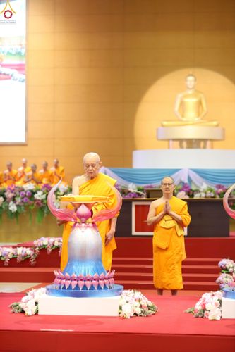 ภาพ No.240898:วันพุธที่ 27 สิงหาคม พ.ศ. 2568 พิธีทอดผ้าป่าเพื่อสร้างอาคาร  82 ปี หลวงพ่อธัมมชโย สมทบกฐินวัดพระธรรมกาย และกฐิน 30,000 วัดทั่วประเทศ ครั้งที่ 1