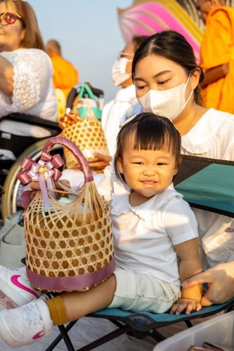 ภาพ No.201233:พิธีตักบาตรพระธรรมยาตรา ณ อนุสรณ์สถานลำดับที่ 5 สถานที่เผยแผ่วิชชาธรรมกายครั้งแรก อนุสรณ์สถานบางปลา วัดบางปลา อำเภอบางเลน จังหวัดนครปฐม ในโครงการธรรมยาตรา กตัญญูบูชา มหาปูชนียาจารย์ พระมงคลเทพมุนี(สด จนฺทสโร) พระผู้ปราบมาร อนุสรณ์สถาน 7 แห่ง ปีที่ 13