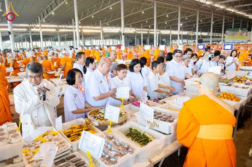 ภาพ No.279170:วันที่ 2 มกราคม พ.ศ.2569 พิธีถวายภัตตาหารเป็นสังฆทาน แด่พระธรรมยาตรา ณ วัดพระธรรมกาย ปทุมธานี ในโครงการธรรมยาตรา กตัญญูบูชา มหาปูชนียาจารย์ พระมงคลเทพมุนี(สด จนฺทสโร) พระผู้ปราบมาร อนุสรณ์สถาน 7 แห่ง ปีที่ 14